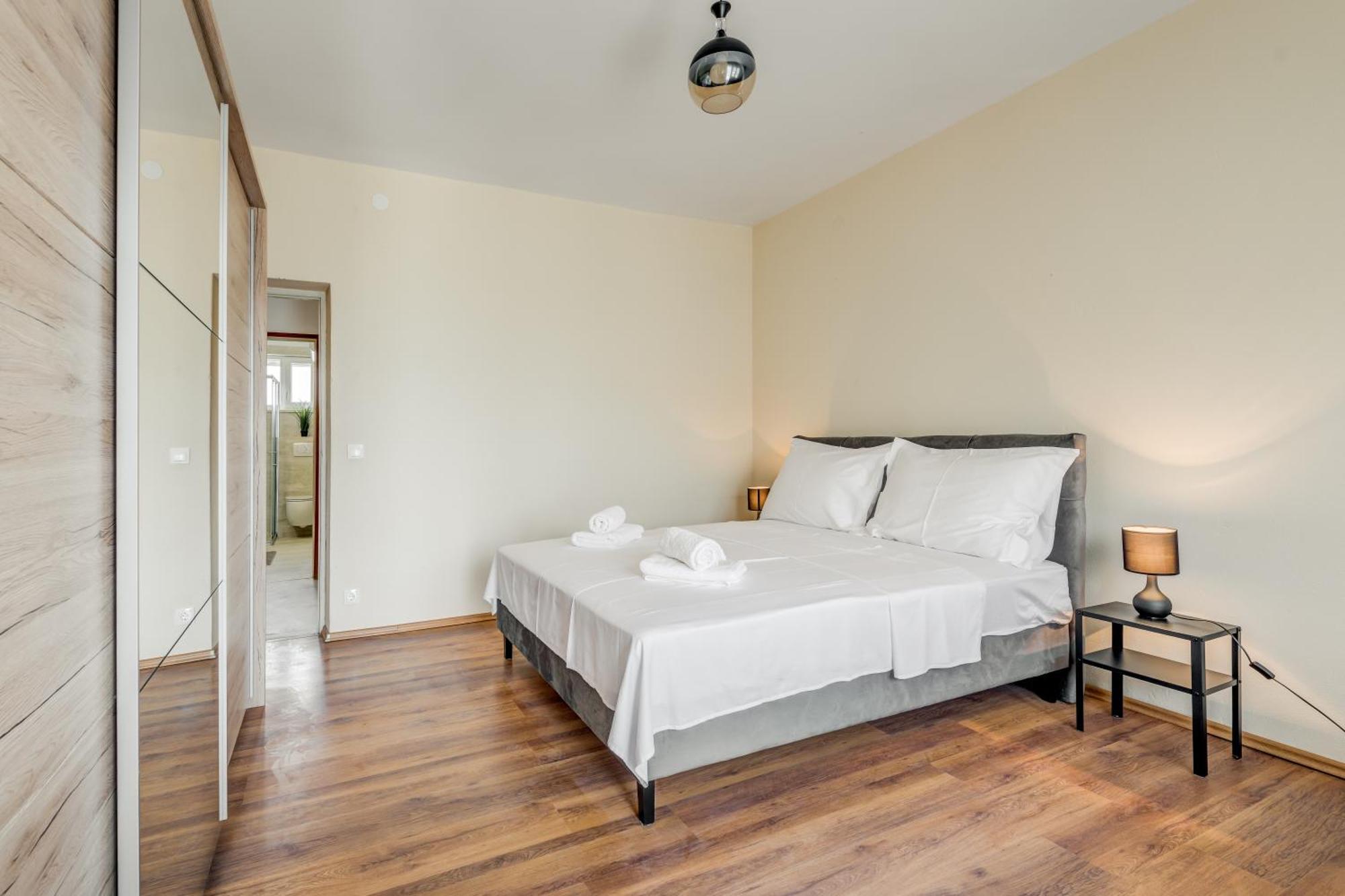 Lct Vista Apartment Split